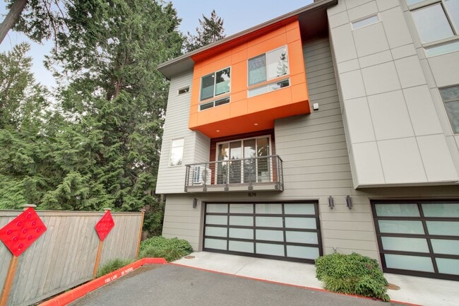 Building Photo - 4Bd/3Ba Bellevue Townhouse