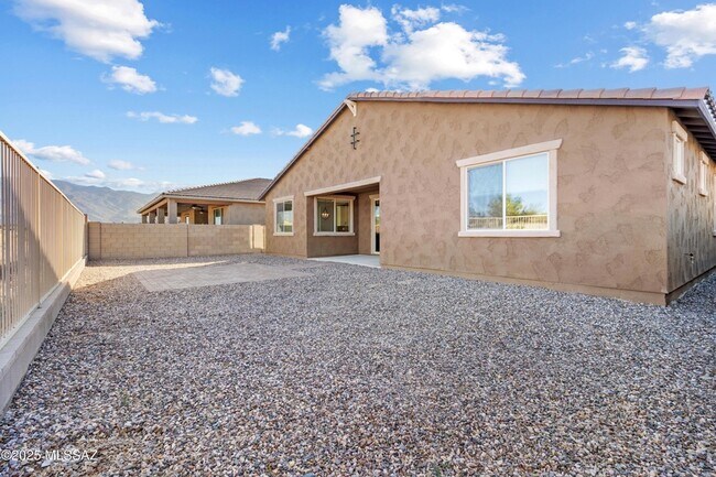 Building Photo - 1009 E Silver Ray Dr