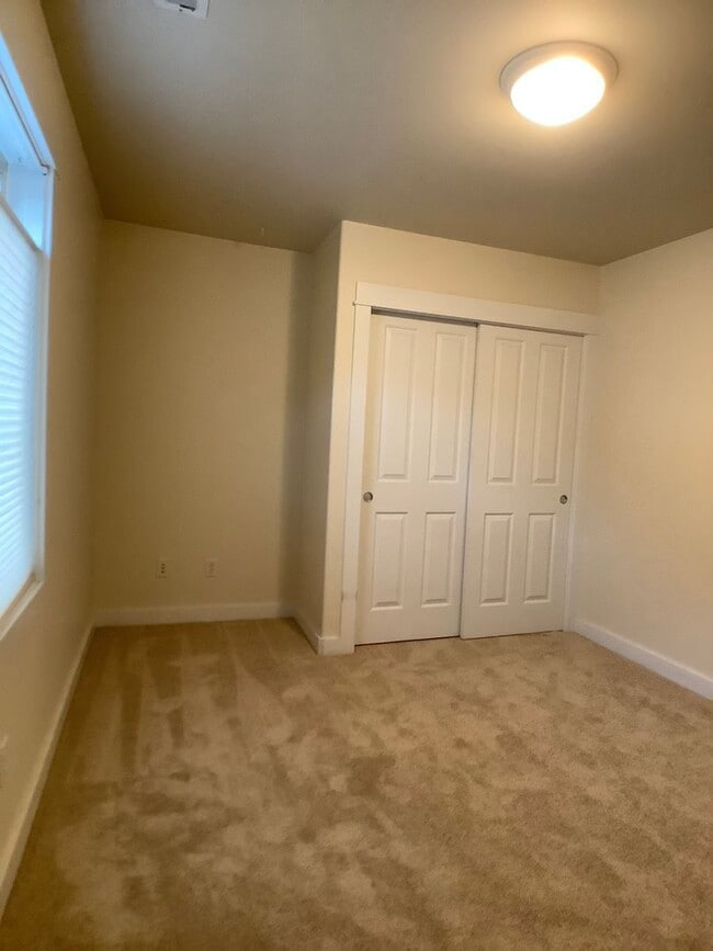 Building Photo - Three bed home with Den/Office in beautifu...