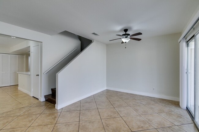 Building Photo - Charming 3 bedroom, 2.5 bathroom home near Summerlin