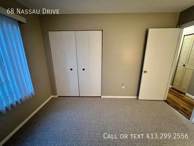 Building Photo - First Floor, 3 BR Condo in the Private Qua...