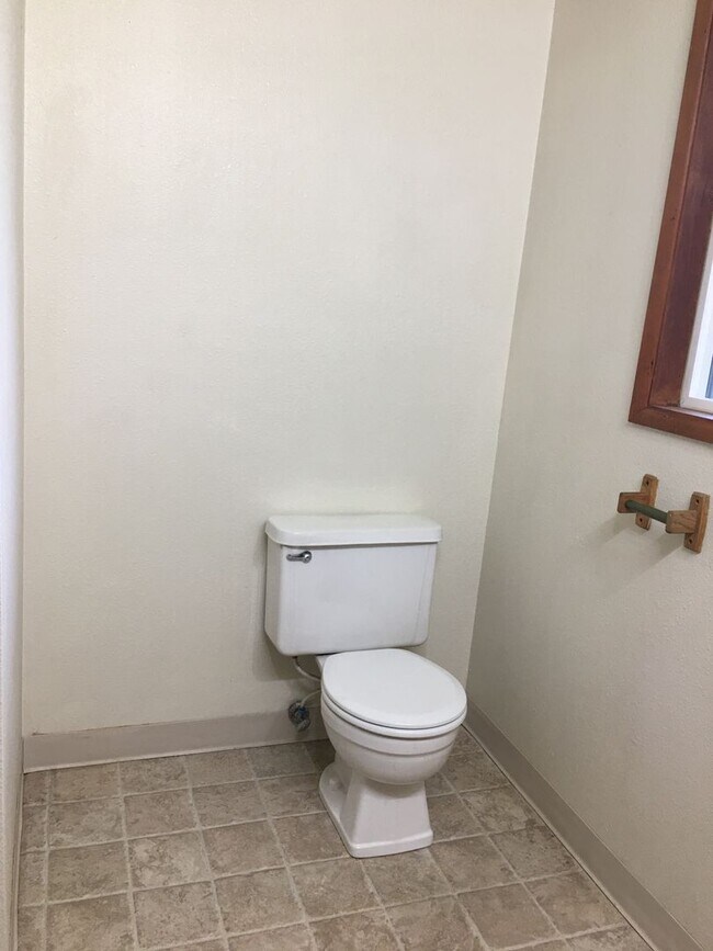 Building Photo - ch/lo06