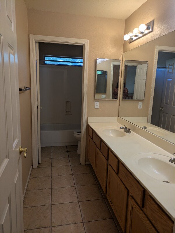 Building Photo - 204 W Goldfinch Way