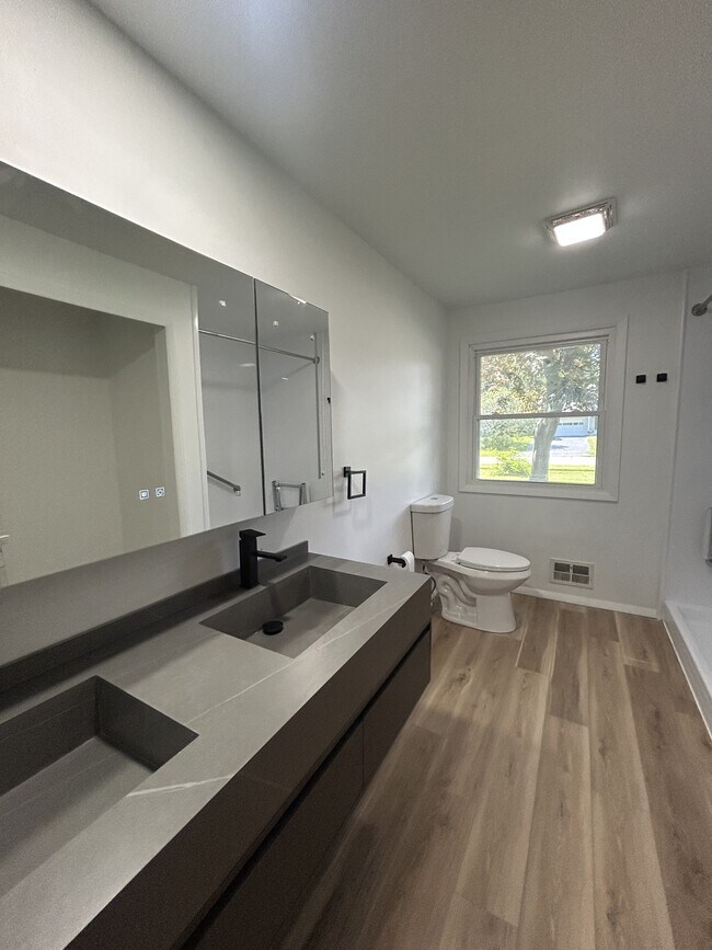 Building Photo - 102 Goethals Dr