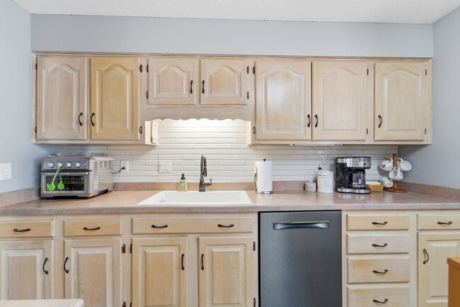 Building Photo - 6502 Allison Ave