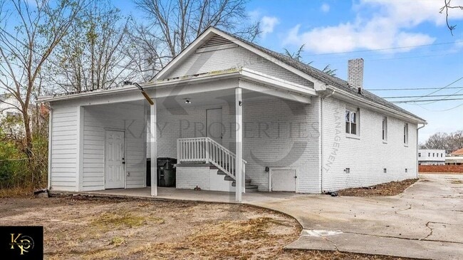 Building Photo - 605 Apple St