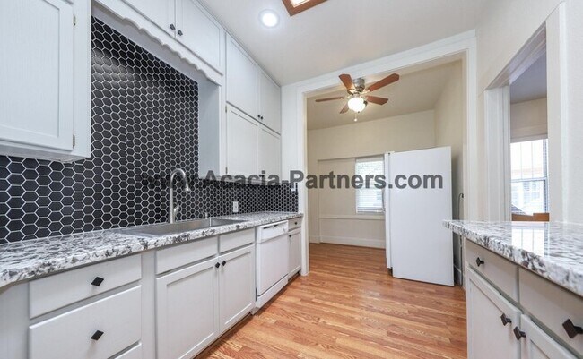 Building Photo - Historic Four Bedroom HOme