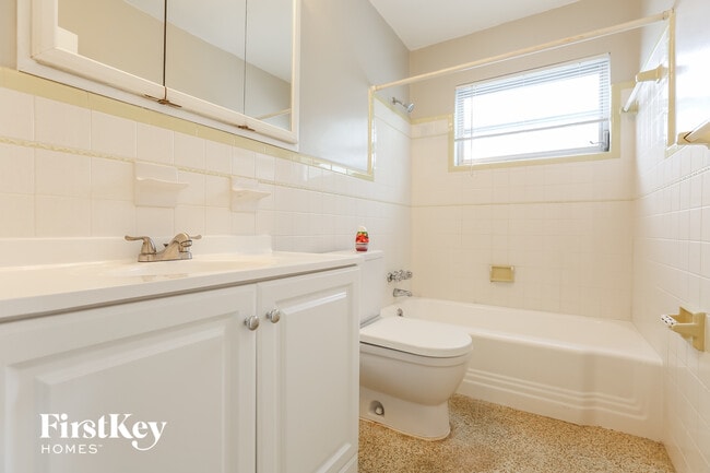 Building Photo - 75 Lakeview Ln