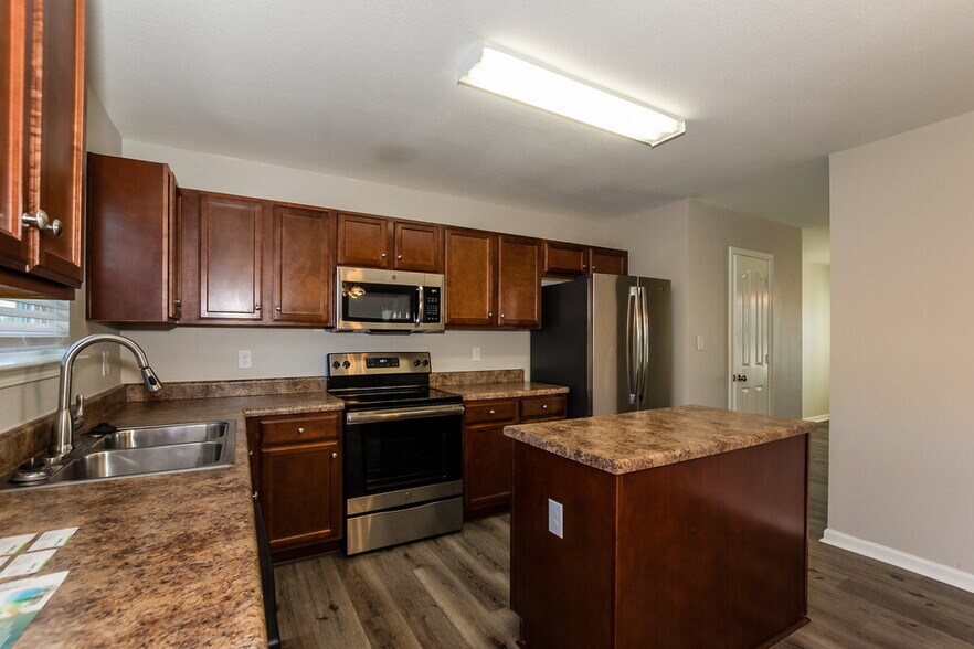 Building Photo - 1860 Eastway Dr