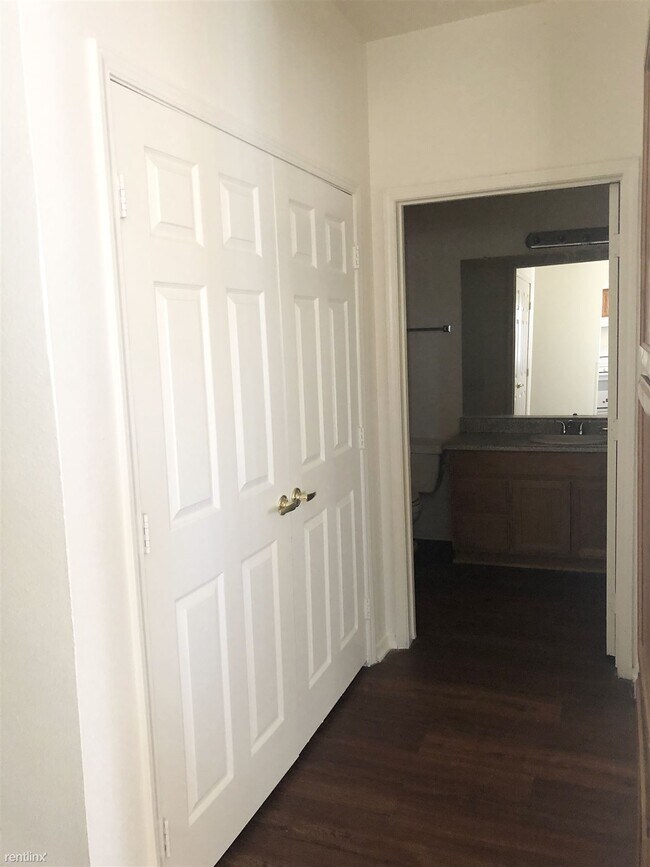 Building Photo - 2200 E Donlon St