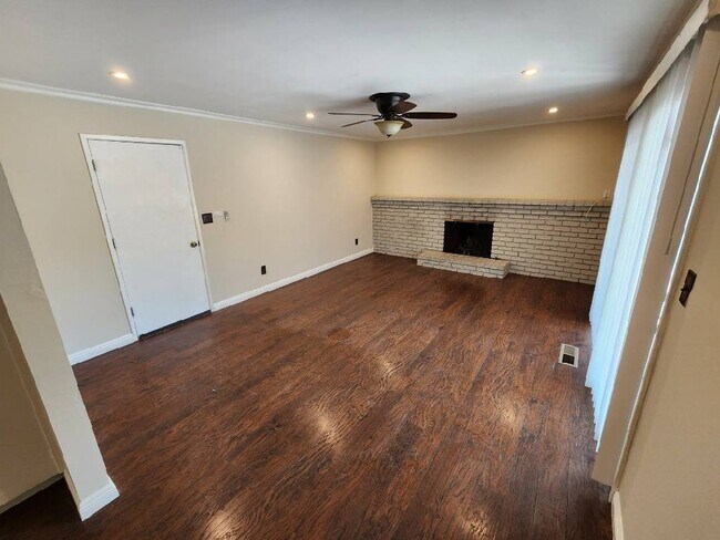 Building Photo - 324 Brookside Dr