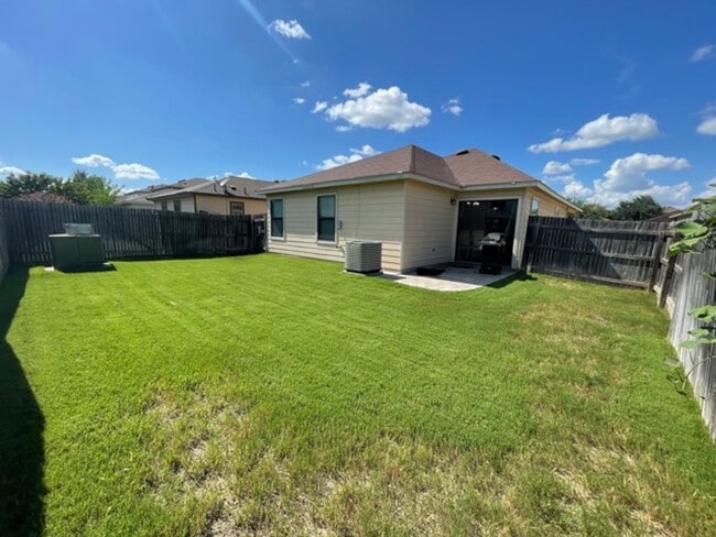 Building Photo - Lovely well maintained 3 bedroom 2 bath