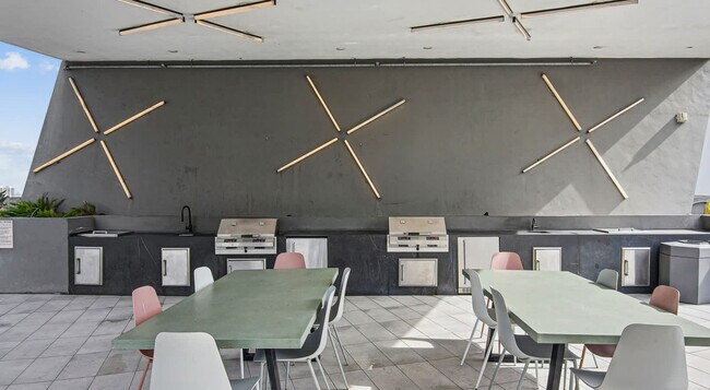 Building Photo - 404 NE 2nd Ave