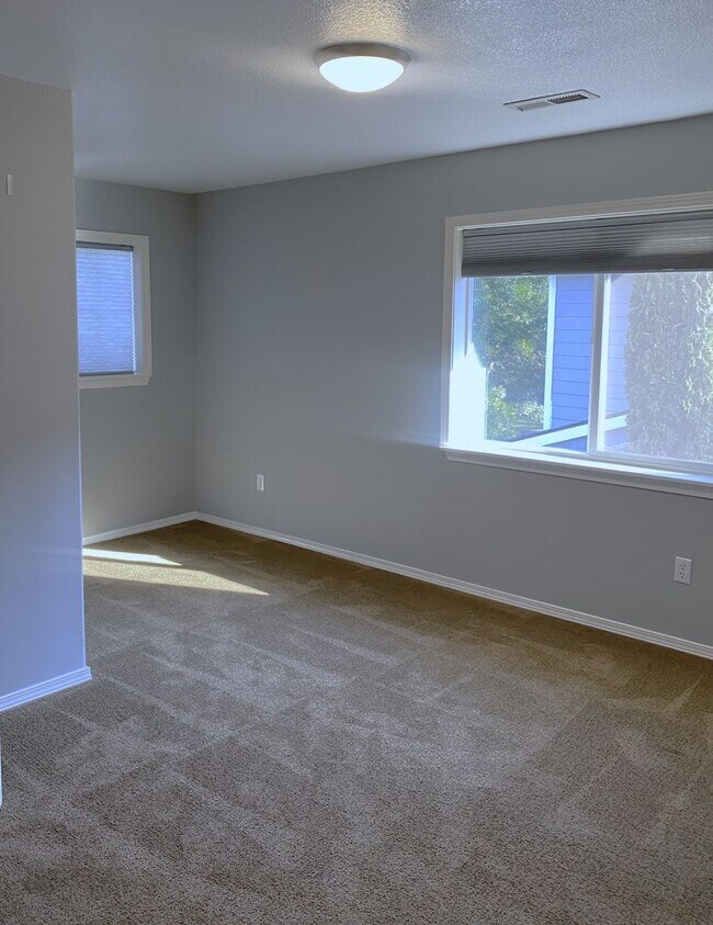 Building Photo - Beautiful Sherwood Home backs to Greenspac...