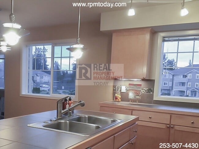Building Photo - Stunning 2 Bedroom Condo With Garage!