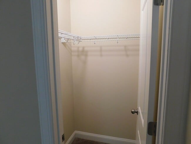 Building Photo - Like New Townhome!