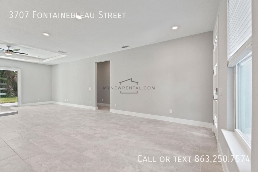 Building Photo - 3707 Fontainebleau St