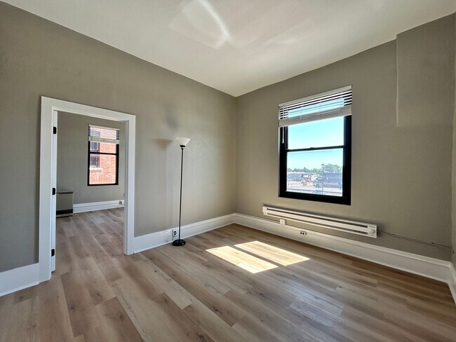 Building Photo - Bright 2nd Floor Apartment on 3rd Street -- Utilities Included!