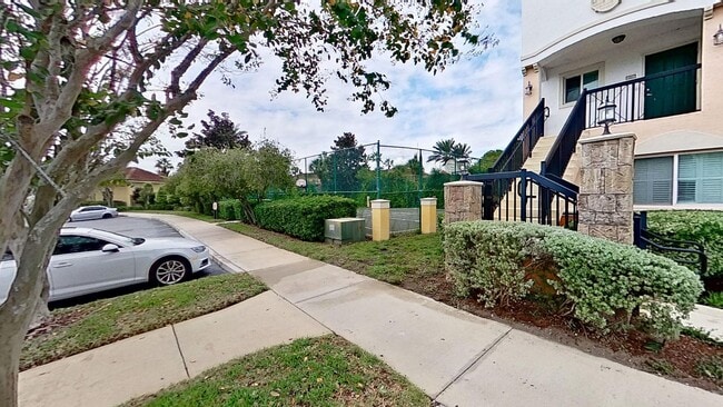 Building Photo - Beautiful Townhouse Style Apartment availa...