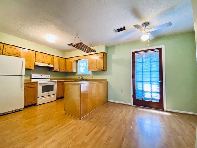 Building Photo - AVAILABLE OCTOBER 2025  [PET FRIENDLY]