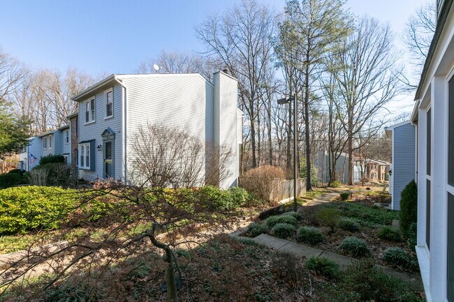 Building Photo - Bright and Spacious Townhome Living Near Reston