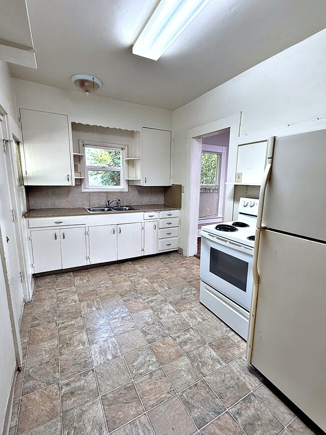 Building Photo - 4612 SE Taylor St