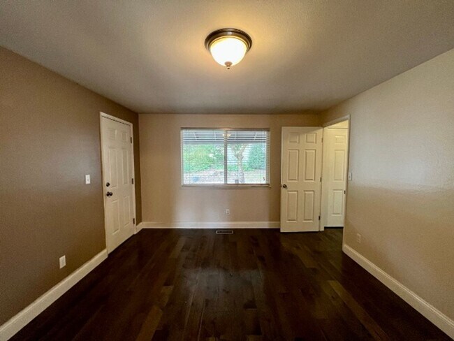 Building Photo - 7120 Sierra Dr SE