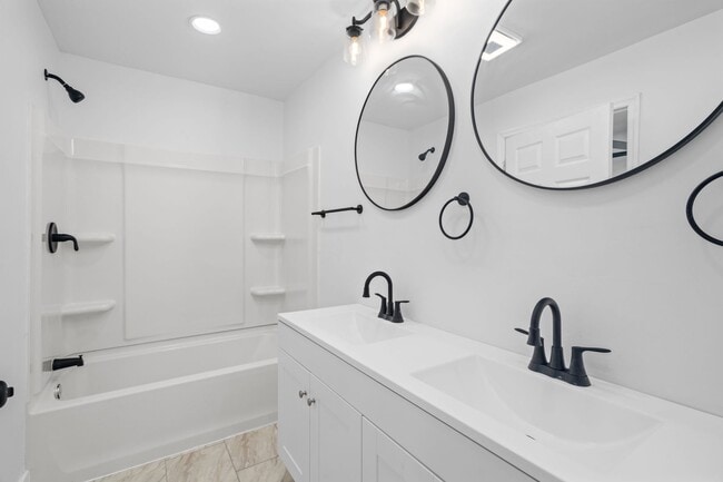 Building Photo - AVAILABLE NOW at a Good Price. 3 Bed 2 Bath FOR LEASE in Pulaski. $1400 Rent.