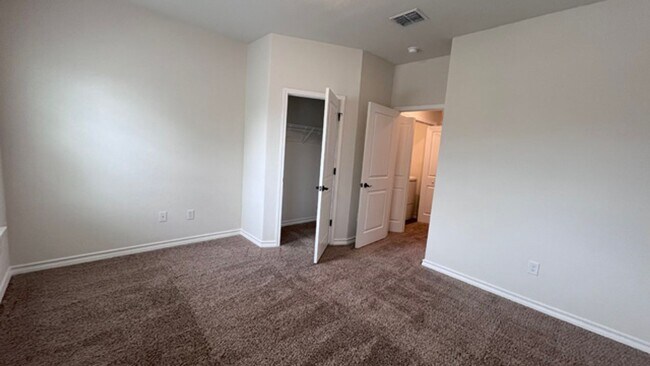 Building Photo - Gorgeous 3-Bed Townhome with Private Yard ...