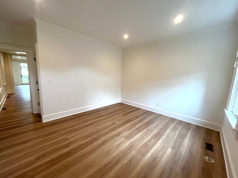 Building Photo - 670 Mohawk St