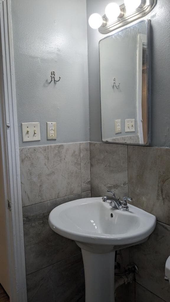 Building Photo - 107 E Comay Cir