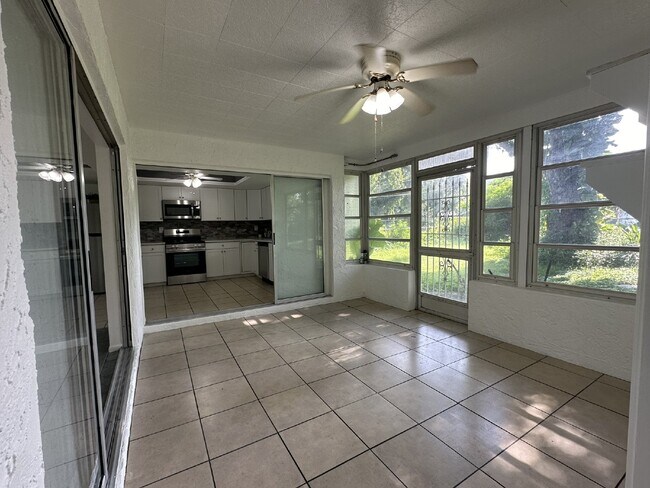 Building Photo - Charming 2/2 with possible 3rd bedroom