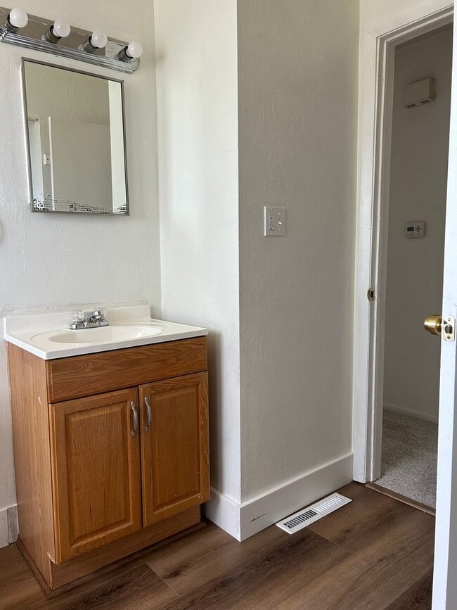 Building Photo - Ranch Style Home 3 beds, 1 bath close to F...
