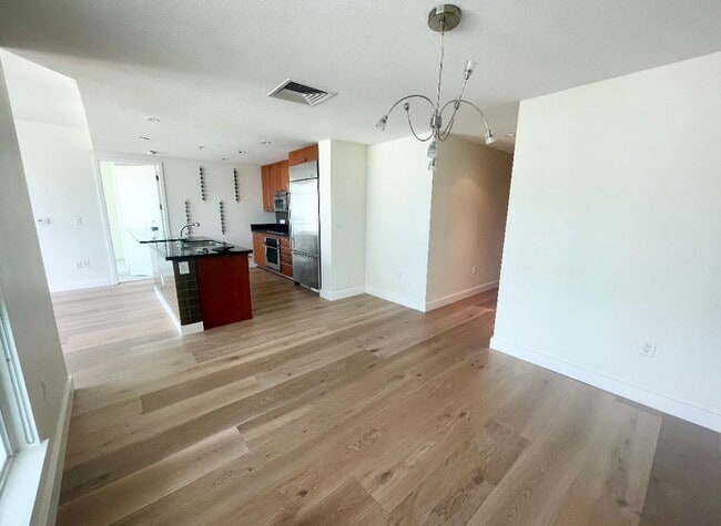 Building Photo - Stunning 1 bedroom, 1.5 bath in The Grande...