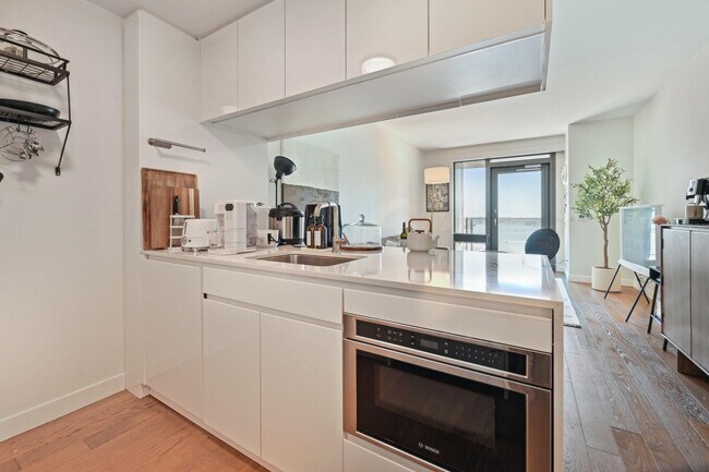 Building Photo - 99 Hudson St