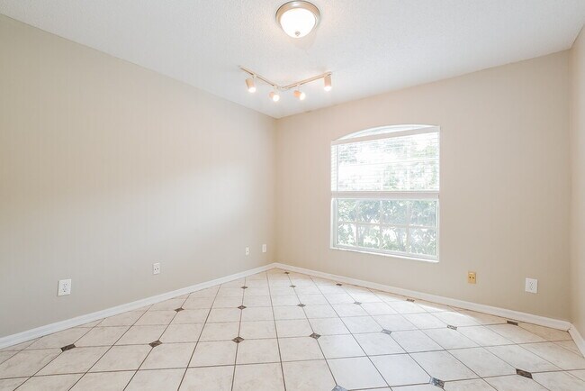 Building Photo - 13720 Meadowpark Ave