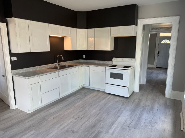 Building Photo - 827 N Oakland St