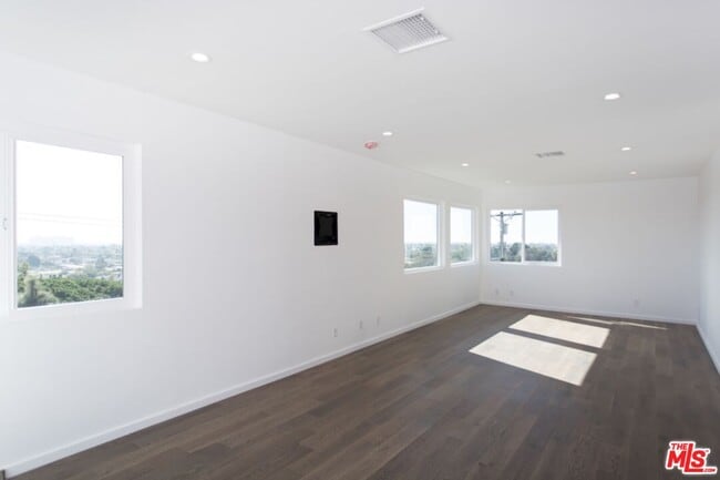 Building Photo - 13118 Dewey St