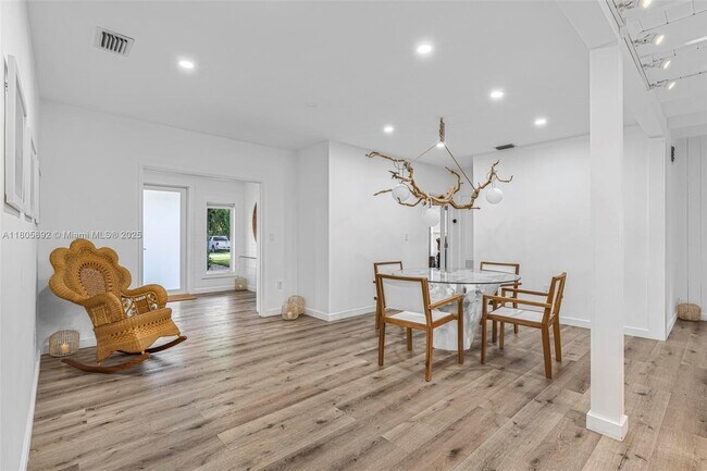 Building Photo - 6830 SW 69th Ave