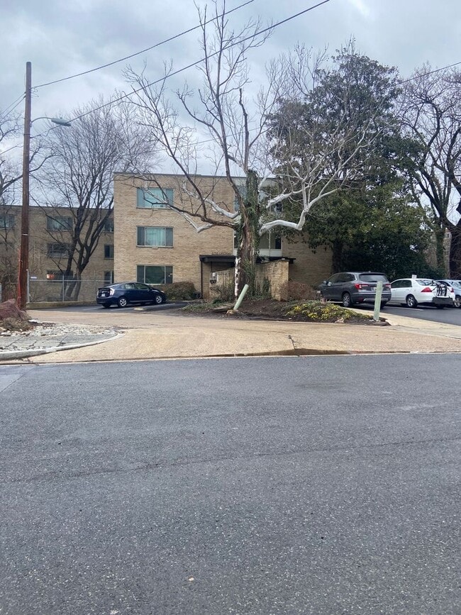 Building Photo - Updated One Bed One Bath Just a block from...
