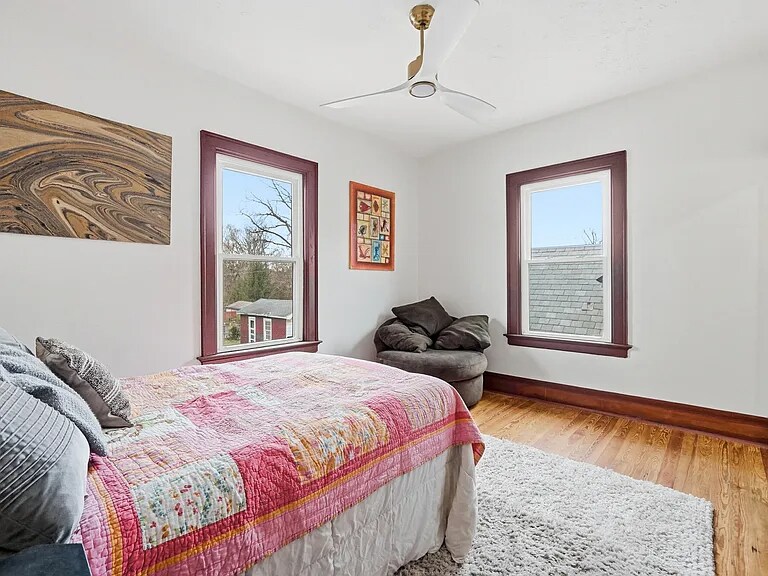 Building Photo - 402 E 18th St