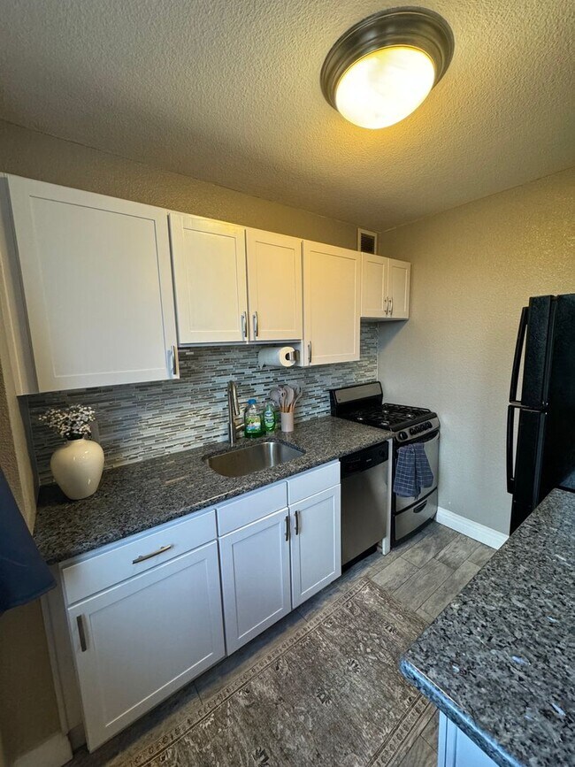 Building Photo - Furnished 1 bedroom 1 bathroom apartment