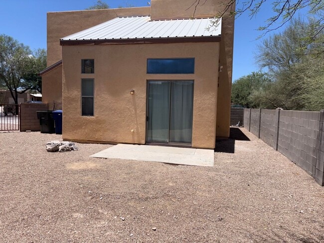 Building Photo - Must See 3 bedroom home! Near Downtown and...