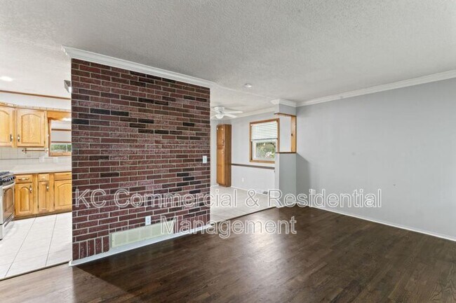 Building Photo - 7809 NE San Rafael Dr