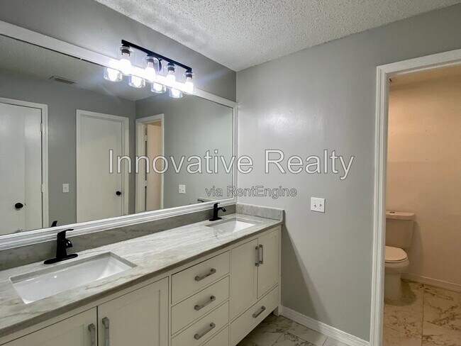 Building Photo - 6400 Lake Horseshoe Dr