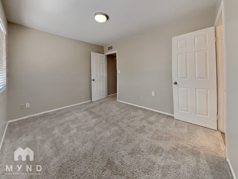 Building Photo - 1404 W La Jolla Dr