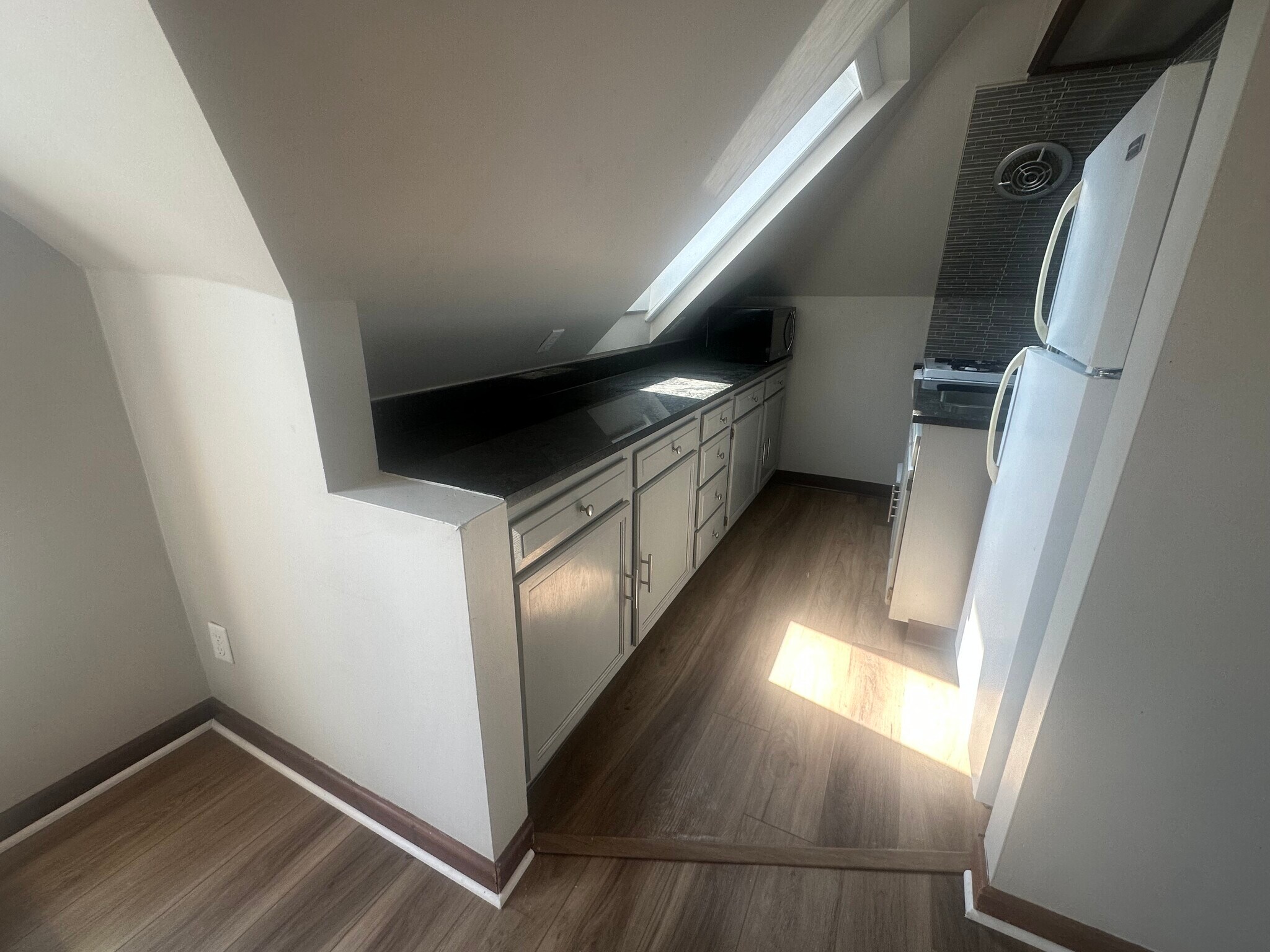 Kitchen (Alt View) - 219 E End Ave