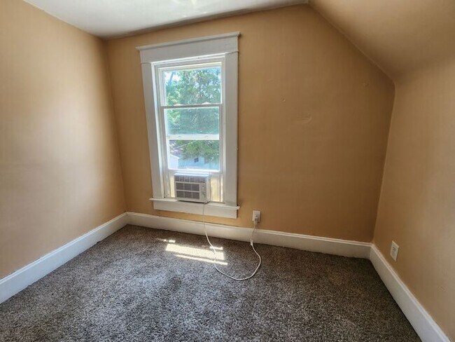 Building Photo - Save $1000 OFF Move-In Costs When You Sign By 05/31 !!