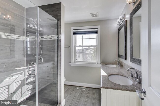 Building Photo - 317 Todd Pl NE