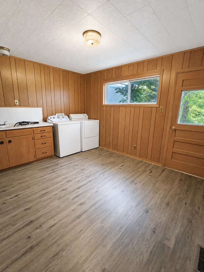 Building Photo - HUGE, 4 bedroom 3 bath home plus bonus room! NEW FLOORS, Available NOW!